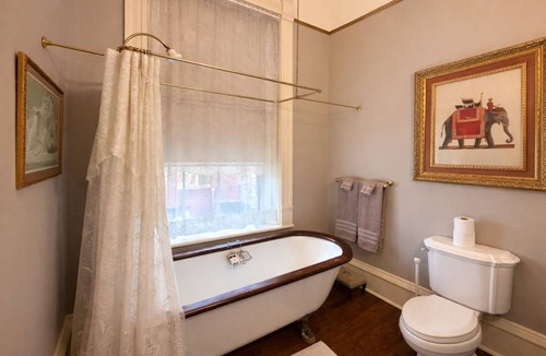 East of Broadway Hotel | The Washburn | King Suite | The Empress Hotel