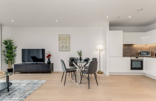 Tower Hill Apartment | The Water - Aqua Apt