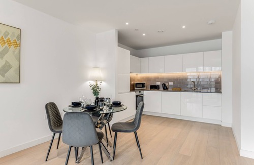 Tower Hill Apartment | The Water - Aqua Apt