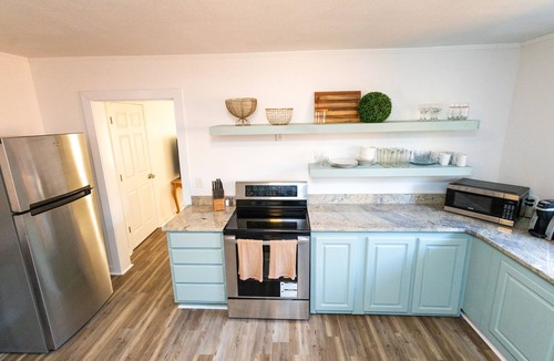 Hattiesburg House | The WATER PARK & ZOO are less than a block away! B