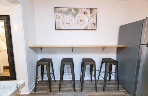 Hattiesburg House | The WATER PARK & ZOO are less than a block away! B