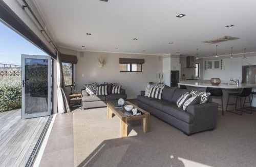 New Plymouth Villa | The Waterfront Escape - with panoramic sea views