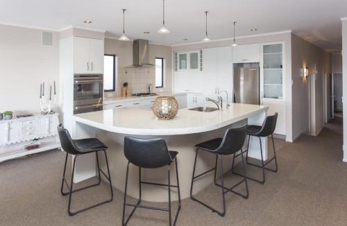 New Plymouth Villa | The Waterfront Escape - with panoramic sea views