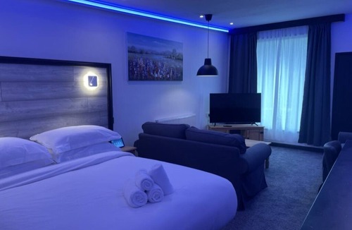 Bedworth Bed & Breakfast | The Waterfront Lodges