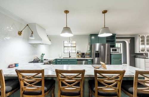 Higden House | The Waters Edge on Greers Ferry lake. Take a walk to personal pebble beach