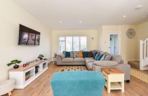 Rustington House | The Waves by inspirestays-com