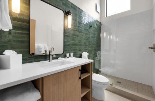 Downtown Cannon Beach Hotel | The Waves