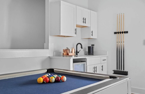 Edgehill House | The Waylon Rooftop Sauna + Pool Table + 11 beds