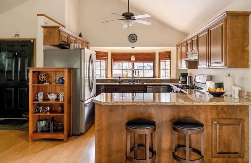Big Bear Lake Ski Chalet | The Wee Hoose (in The Village, spacious and comfy)