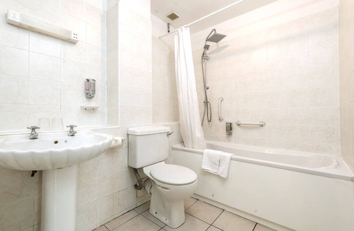 Ogbourne St George Hotel | The Well guesthouse