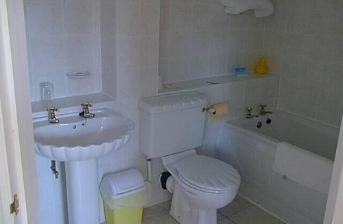 Ogbourne St George Hotel | The Well guesthouse