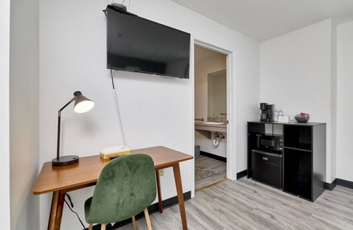 Central West End Hotel | The West End - Futon with Queen
