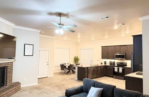 Midland House | The West House Cozy-Modern-Spacious
