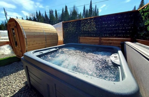 Shannon Ski Chalet | The Western | Spa | Sauna | Billiards | Babyfoot