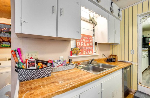 Trinity House | 'The Whacky Shack' Family Cabin w/Fire Pit!