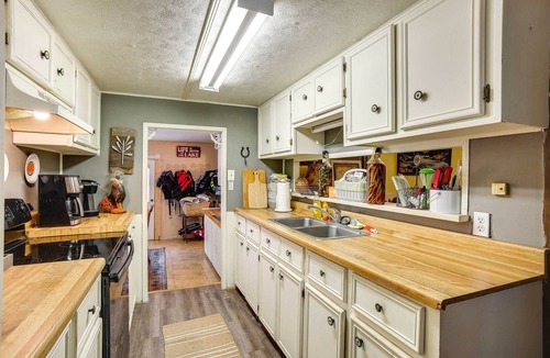 Trinity House | 'The Whacky Shack' Family Cabin w/Fire Pit!