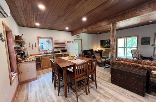 Irvine Bed & Breakfast | The Whippoorwill Retreat Cabin – A Hillside Haven for Gatherings and Getaways