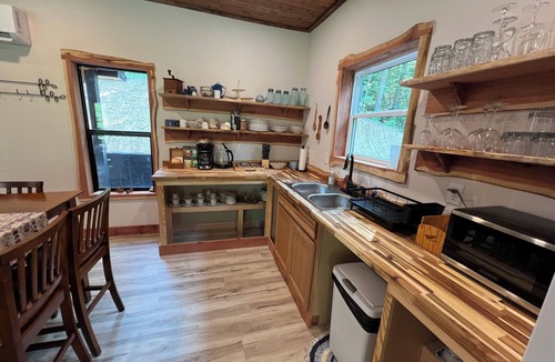 Irvine Bed & Breakfast | The Whippoorwill Retreat Cabin – A Hillside Haven for Gatherings and Getaways