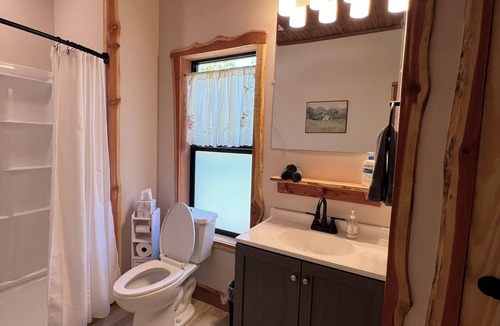Irvine Bed & Breakfast | The Whippoorwill Retreat Cabin – A Hillside Haven for Gatherings and Getaways