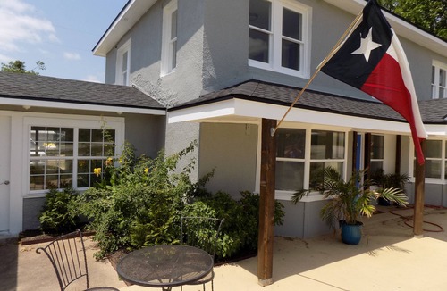 Ledbetter House | The Whiskey House 12 min from Round Top, steps away from Kooper Family Whiskey