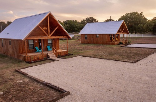 Dennis Cabin | The White Daisy Cabin on the Lake