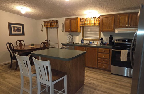 Nelsonville House | The White Dove with hot tub