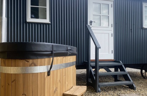 Stoke Ash Apartment | The White Horse Inn