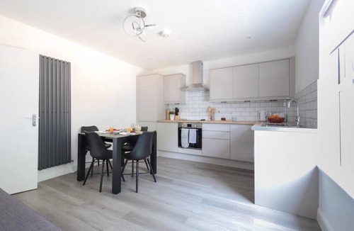 Reading Apartment | The White House by Select SA