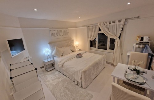 Cheshunt House | The White house