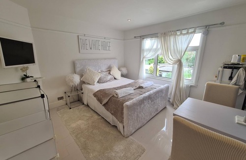 Cheshunt House | The White house