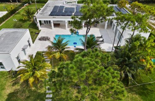 Princeton Villa | The White House of Miami ºPerfect for Families & Weekly Stays Close to Miami Beaches and the Keys West