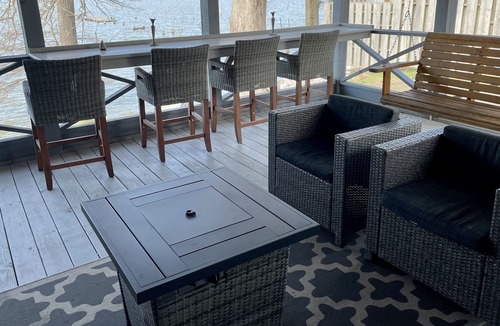 Dundee House | The White House on Moon Lake, amazing view in a comfortable, classy setting