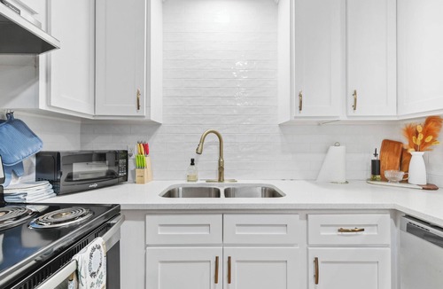 Bryan House | The Wildflower Townhome - Beautifully Updated and Fully Stocked - Close to A&M!