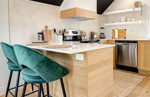 Kitchener Apartment | The Willow ⍋ | 1 Bed 1 Bath | 2nd Storey Suite