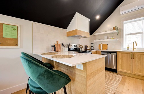Kitchener Apartment | The Willow ⍋ | 1 Bed 1 Bath | 2nd Storey Suite