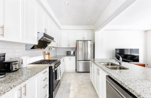 Oakville Villa | The Willow Gate| 4BR Lux Modern Serenity town home
