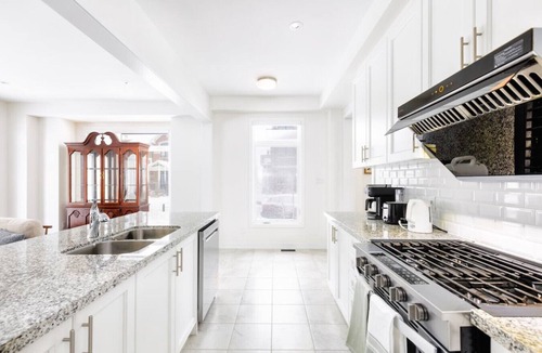 Oakville Villa | The Willow Gate| 4BR Lux Modern Serenity town home