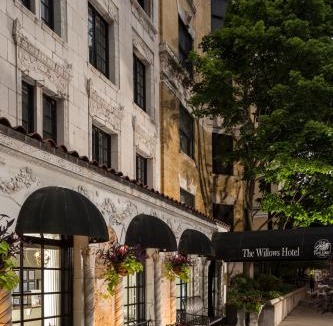 Lake View East Hotel | The Willows Hotel