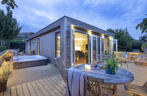 Cheddar Ski Chalet | The Willows, Strawberryfield Park