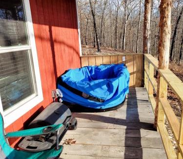 Marshall Villa | The Windstorm Cabin - Pet-friendly & a 2-person Jacuzzi hot tub!