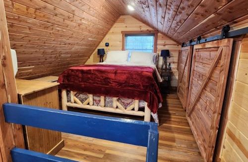 Marshall Villa | The Windstorm Cabin - Pet-friendly & a 2-person Jacuzzi hot tub!