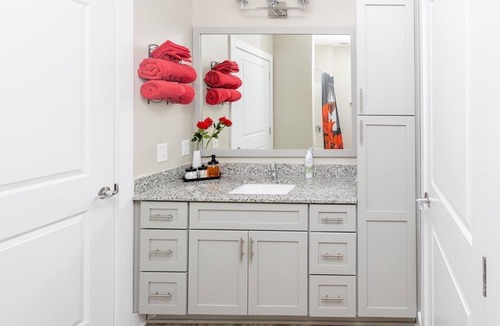 Northeast Raleigh Apartment | The Wine and Dine Suite **Free Parking/Wifi/Wine