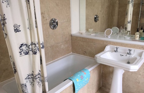 Kemerton Bed & Breakfast | The Wisteria Room