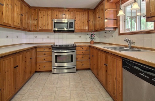 Saint-Alexis-des-Monts Apartment | The Wolf's Cottage in St Alexis