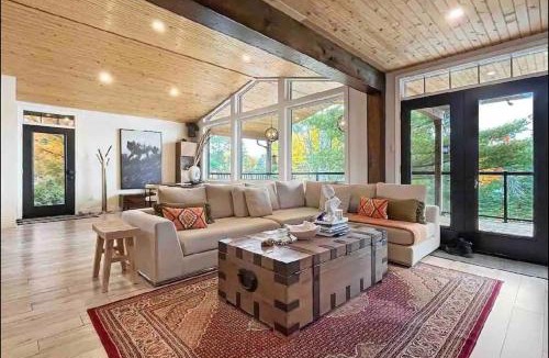 L'Amable Villa | The Wolfs Den