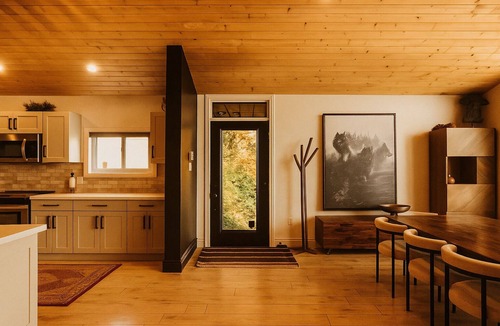 L'Amable Cottage | The Wolf’s Den - Modern Lakefront Cottage