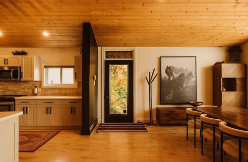 L'Amable Cottage | THE WOLF’S DEN - Modern Lakefront Cottage