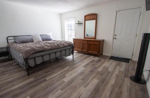 Fort Worth House | The Wonder Inn - Sleeps 11 near TCU