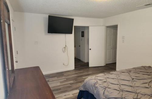 Fort Worth House | The Wonder Inn - Sleeps 11 near TCU