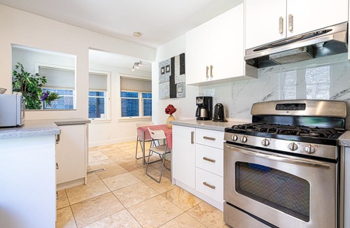 The Beaches Apartment | The Woodbine Beach House✔450yds from Beach ✔2BDRCondo✔Parking✔Garden